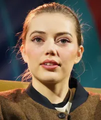 Grace Van Dien