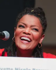 イヴェット・ニコール・ブラウン